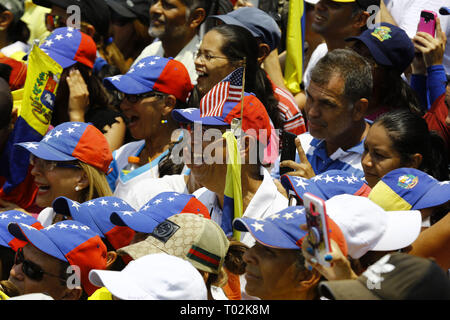 Valencia, Carabobo, Venezuela. 16 Mar, 2019. Marzo 16, 2019. I venezuelani participing in strada incontro di Pentecoste intering il presidente del Venezuela Juan Guaido. La legge è stata in Cedeño aveneu, nella città di Valencia del Carabobo stato. Foto: Juan Carlos Hernandez Credito: Juan Carlos Hernandez/ZUMA filo/Alamy Live News Foto Stock