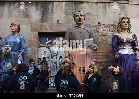 Barcelona, Barcelona, Spagna. 16 Mar, 2019. Festaioli sono visto in piedi intorno al Gigantes' (Gigants) durante la celebrazione.Il quartiere Raval di Barcellona, Spagna, che celebra la Santa Madrona festival con una parata di ''˜gigantes' (Giants) e ''˜cabezudos' (teste grandi), nel distretto di strade. Santa Madrona festival è stato detenuto prima di otto anni fa con l intento di promuovere il legame con la figura di Santa Madrona con il quartiere del Raval. Credito: John Milner/SOPA Immagini/ZUMA filo/Alamy Live News Foto Stock