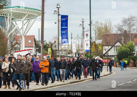 Londra, Regno Unito. 16 marzo 2019. Ventilatori e sostenitori si riuniranno presso il nuovo ingresso a Twickenham Stadium da Whitton strada davanti al Rugby Sei Nazioni match tra Inghilterra e Scozia su Sabato, 16 marzo 2019. Twickenham Surrey, Regno Unito. Credito: Fabio Burrelli/Alamy Live News Foto Stock