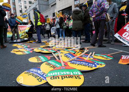 Londra, Regno Unito. Xvi Feb, 2019. Le persone si incontrano per protestare contro quanto di gruppi di destra nel Regno Unito e in Europa. Credito: AndKa/Alamy Live News Foto Stock