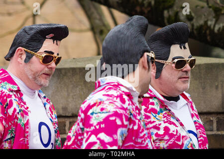 Londra, Regno Unito. 16 marzo 2019. Gli appassionati e i sostenitori di raccogliere in anticipo del Rugby Sei Nazioni match tra Inghilterra e Scozia a Twickenham Stadium di Sabato, 16 marzo 2019. Twickenham Surrey, Regno Unito. Credito: Fabio Burrelli/Alamy Live News Foto Stock