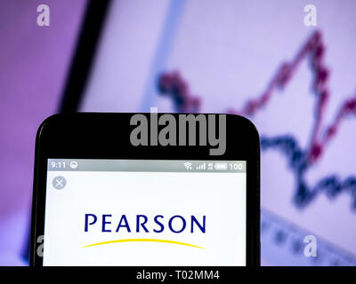 L'Ucraina. 16 Mar, 2019. Pearson PLC logo che si vede visualizzato su un telefono intelligente. Credito: Igor Golovniov SOPA/images/ZUMA filo/Alamy Live News Foto Stock