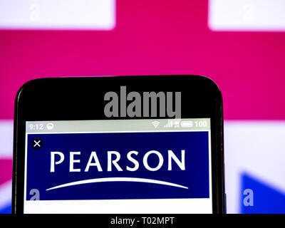 L'Ucraina. 16 Mar, 2019. Pearson PLC logo che si vede visualizzato su un telefono intelligente. Credito: Igor Golovniov SOPA/images/ZUMA filo/Alamy Live News Foto Stock