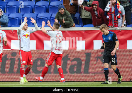 Harrison, NJ, Stati Uniti d'America. 16 Mar, 2019. New York Red Bulls centrocampista Daniel Royer (77) festeggia con New York Red Bulls centrocampista Alex Muyl (19) dopo la sua seconda metà obiettivo durante un gioco MSL tra il San Jose Terremoti e il New York Red Bulls in Red Bull Arena di Harrison, NJ. Mike Langish/Cal Sport Media. Credito: csm/Alamy Live News Foto Stock