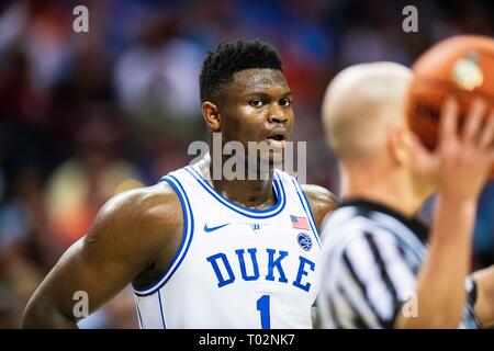 Il duca diavoli blu avanti Sion Williamson (1) durante la ACC College Basketball partita del torneo tra il siracusano arancione e il duca diavoli blu al centro dello spettro di giovedì 14 marzo, 2019 a Charlotte, NC. Giacobbe Kupferman/CSM Foto Stock