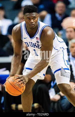 Il duca diavoli blu avanti Sion Williamson (1) durante la ACC College Basketball partita del torneo tra il siracusano arancione e il duca diavoli blu al centro dello spettro di giovedì 14 marzo, 2019 a Charlotte, NC. Giacobbe Kupferman/CSM Foto Stock