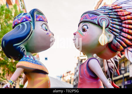 Valencia, Spagna. 16 marzo 2019. Dettaglio di alcuni Fallas giorno monumenti, visualizzati pubblicamente nelle piazze dei Quartieri di essere ammirato dai turisti. Credito: Joaquin Corbalan pastore/Alamy Live News Foto Stock