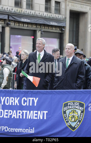 New York, NY, STATI UNITI D'AMERICA. 16 Mar, 2019. Fifth Avenue, New York, Stati Uniti d'America, 16 marzo 2019 - York City Mayor Bill de Blasio, New York City il commissario di polizia James P. O'Neill insieme a centinaia di migliaia di persone hanno guardato e ha partecipato in 2019 Saint Patrick s Day Parade sulla Quinta Avenue in New York City.Foto: Luiz Rampelotto/EuropaNewswire Credito: Luiz Rampelotto/ZUMA filo/Alamy Live News Foto Stock