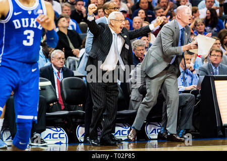 North Carolina Tar Heels head coach Roy Williams durante l'ACC College Basketball partita del torneo tra il duca diavoli blu e il North Carolina Tar Heels al centro dello spettro di venerdì 15 marzo 2019 a Charlotte, NC. Giacobbe Kupferman/CSM Foto Stock