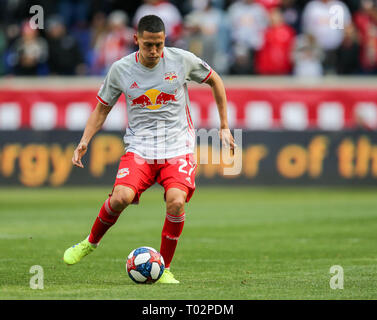 Harrison, NJ, Stati Uniti d'America. 16 Mar, 2019. New York Red Bulls centrocampista Sean Davis (27) sposta la sfera durante un gioco MSL tra il San Jose Terremoti e il New York Red Bulls in Red Bull Arena di Harrison, NJ. Mike Langish/Cal Sport Media. Credito: csm/Alamy Live News Foto Stock