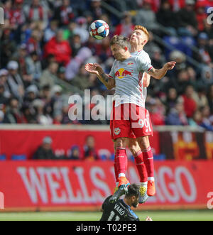 Harrison, NJ, Stati Uniti d'America. 16 Mar, 2019. New York Red Bulls defender Tim Parker (26) e New York Red Bulls centrocampista Marc Rzatkowski (90) entrambi vanno per la sfera durante un gioco MSL tra il San Jose Terremoti e il New York Red Bulls in Red Bull Arena di Harrison, NJ. Mike Langish/Cal Sport Media. Credito: csm/Alamy Live News Foto Stock