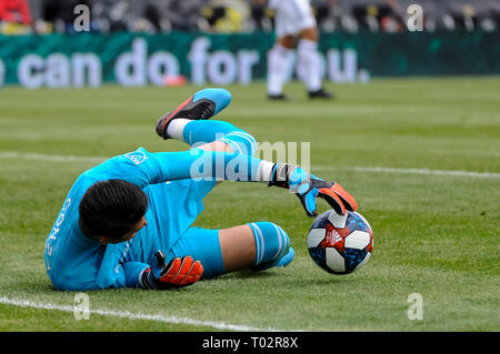 Sabato, 16 marzo 2019: FC Dallas goalkeeper Jesse Gonzalez (1) OROLOGI la sfera nella prima metà della partita tra FC Dallas e Columbus Crew SC a MAPFRE Stadium, in Columbus OH. Obbligatorio Photo credit: Dorn Byg/Cal Sport Media. Columbus Crew SC 0 - FC Dallas 0 Foto Stock