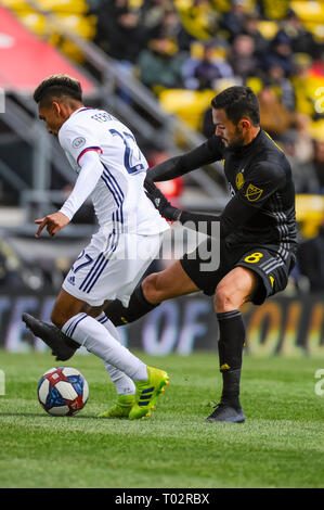 Sabato, 16 marzo 2019: FC Dallas avanti Gesù Ferreira (27) a Columbus Crew SC centrocampista Artur (8) nella seconda metà del match tra FC Dallas e Columbus Crew SC a MAPFRE Stadium, in Columbus OH. Obbligatorio Photo credit: Dorn Byg/Cal Sport Media. Columbus Crew SC 1 - FC Dallas 0 Foto Stock