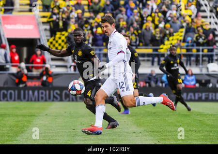 Sabato, 16 marzo 2019: FC Dallas centrocampista Ryan Hollingshead (12) e Columbus Crew SC defender Jonathan Mensah (4) nella seconda metà del match tra FC Dallas e Columbus Crew SC a MAPFRE Stadium, in Columbus OH. Obbligatorio Photo credit: Dorn Byg/Cal Sport Media. Columbus Crew SC 1 - FC Dallas 0 Foto Stock