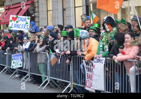 New York, Stati Uniti d'America. 16 marzo 2019. Migliaia di persone hanno visto che frequentano l'annuale il giorno di San Patrizio Parade sulla Quinta Avenue in New York City. Credito: SOPA Immagini limitata/Alamy Live News Foto Stock