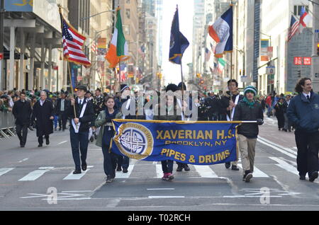 New York, Stati Uniti d'America. 16 marzo 2019. NY - la gente vede marching durante l annuale il giorno di San Patrizio Parade sulla Quinta Avenue in New York City. Credito: SOPA Immagini limitata/Alamy Live News Foto Stock