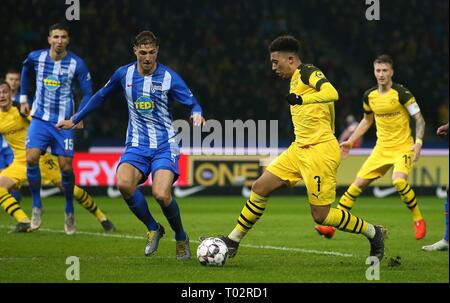 Berlino, Germania. 16 Mar, 2019.Berlino, Germania. 16 Mar, 2019. firo: 16.03.2019 Fuertevent, calcio: 1. Bundesliga, stagione 2018/2019 Hertha BSC Berlin - BVB Borussia Dortmund 2: 3 BVB Jadon Sancho, duelli, duello, Hertha Niklas Stark, | Utilizzo di credito in tutto il mondo: dpa/Alamy Live News Credito: dpa picture alliance/Alamy Live News Foto Stock