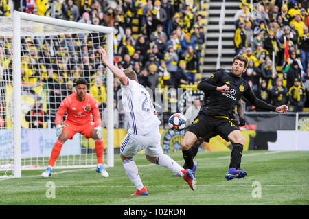 Sabato, 16 marzo 2019: FC Dallas centrocampista Michael Barrios (21) tentare di sparare la palla oltre Columbus Crew SC defender Gaston Sauro (22) nella seconda metà del match tra FC Dallas e Columbus Crew SC a MAPFRE Stadium, in Columbus OH. Obbligatorio Photo credit: Dorn Byg/Cal Sport Media. Columbus Crew SC 1 - FC Dallas 0 Foto Stock