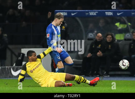 Berlino, Germania. 16 Mar, 2019. La Hertha Ondrej Duda (top) vies con Dortmund Manuel Akanji durante un match della Bundesliga tra Hertha BSC e il Borussia Dortmund, a Berlino, Germania, il 16 marzo 2019. Dortmund ha vinto 3-2. Credito: Shan Yuqi/Xinhua/Alamy Live News Foto Stock