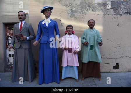 Barcellona, Spagna. 16 marzo 2019. Gigantes (Gigants) sono visibili durante la celebrazione. Il quartiere Raval di Barcellona, Spagna, che celebra la Santa Madrona festival con una parata di 'gigantes' (Giants) e 'cabezudos' (teste grandi), nel distretto di strade. Santa Madrona festival è stato detenuto prima di otto anni fa con l intento di promuovere il legame con la figura di Santa Madrona con il quartiere del Raval. Credito: SOPA Immagini limitata/Alamy Live News Foto Stock