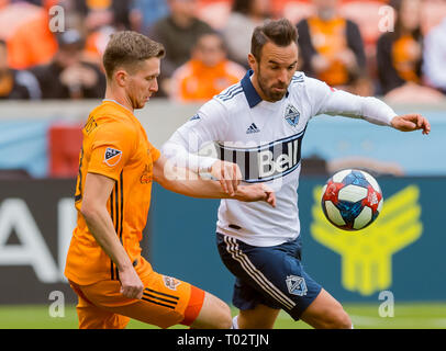 Texas, Stati Uniti d'America. Marzo 16, 2019: Vancouver Whitecaps centrocampista Felipe Martins (8) e Houston Dynamo defender Adam Lundqvist (3) volley la palla durante il match tra il Vancouver Whitecaps FC e la Houston Dynamo BBVA Compass Stadium di Houston, Texas dinamo battere il Whitecaps 3-2. © Maria Lysaker/CSM. Credito: Cal Sport Media/Alamy Live News Foto Stock