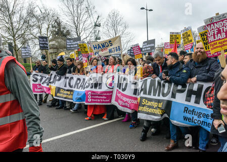 Londra, Regno Unito. 16 marzo 2019. Il banner nella parte anteriore del marzo da migliaia attraverso Londra sulle Nazioni Unite Anti-Racism giorno per dire no al razzismo, No al fascismo " e che " i rifugiati sono benvenuti qui', a mostrare solidarietà con le vittime di attacchi razzisti compresi stoviglie rosse moschea di Christchurch e attacco per opporsi Islamophobic crimini di odio e politiche razziste nel Regno Unito e altrove. I dimostranti si sono incontrati a Park Lane dove ci sono un certo numero di interventi prima di marciare per un rally a Whitehall. Marche ha avuto luogo in altre città in tutto il mondo tra cui Glasgow e Cardiff. Peter Marshall / Alamy Live News Foto Stock