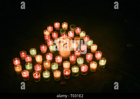 Christchurch, Canterbury, Nuova Zelanda. Xvii Mar, 2019. Una a forma di cuore ad candele visto da pagare rispetto alle vittime di Christchurch moschee di ripresa. Circa 50 persone sono state uccise in Christchurch moschee attacco terroristico le riprese di targeting Masjid Al Noor moschea e la Moschea Linwood. Credito: Adam Bradley SOPA/images/ZUMA filo/Alamy Live News Foto Stock