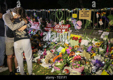 Christchurch, Canterbury, Nuova Zelanda. Xvii Mar, 2019. La gente vede consolante stessi mentre il pagamento rispetto alle vittime di Christchurch moschee di ripresa. Circa 50 persone sono state uccise in Christchurch moschee attacco terroristico le riprese di targeting Masjid Al Noor moschea e la Moschea Linwood. Credito: Adam Bradley SOPA/images/ZUMA filo/Alamy Live News Foto Stock