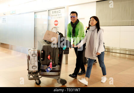 Tokyo, Giappone. Xvii Mar, 2019. Zhao Hongbo (L), capo allenatore dei cinesi di pattinaggio di figura di team e Shen Xue, presidente cinese di Pattinaggio di Figura Association (CFSA) arrivano a Haneda Aeroporto Internazionale per 2019 Saitama ISU World Championships in Tokyo, Giappone, il 17 marzo 2019. Credito: Wang Lili/Xinhua/Alamy Live News Foto Stock