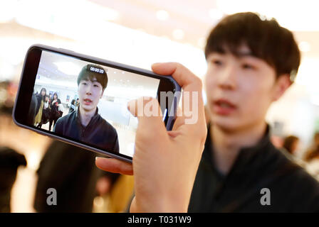 Tokyo, Giappone. Xvii Mar, 2019. Figura cinese skater Jin Boyang accetta un colloquio dopo l'arrivo a Haneda Aeroporto Internazionale per 2019 Saitama ISU World Championships in Tokyo, Giappone, il 17 marzo 2019. Credito: Wang Lili/Xinhua/Alamy Live News Foto Stock