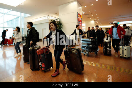 Tokyo, Giappone. Xvii Mar, 2019. Il cinese di pattinaggio di figura coppia sui Wenjing (1R) anteriore/Han Cong (seconda R anteriore) arrivano a Haneda Aeroporto Internazionale per 2019 Saitama ISU World Championships in Tokyo, Giappone, il 17 marzo 2019. Credito: Wang Lili/Xinhua/Alamy Live News Foto Stock