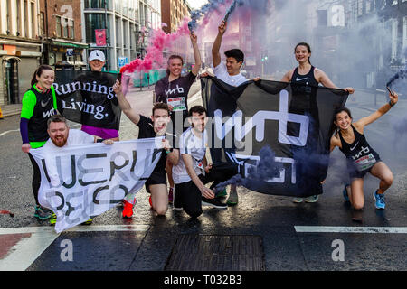 Belfast, Irlanda del Nord, Regno Unito. Il 17 marzo 2019. Quasi 2000 podisti di tutte le età e le forme e dimensioni hanno preso parte nel 2019 Spar Craic 10K eseguire a Belfast. La gara è iniziata a City Hall avvolgimento intorno a Falls Road e la finitura a Ormeau Park, Credito: Bonzo Alamy/Live News Foto Stock