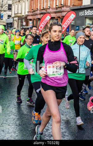 Belfast, Irlanda del Nord, Regno Unito. Il 17 marzo 2019. Quasi 2000 podisti di tutte le età e le forme e dimensioni hanno preso parte nel 2019 Spar Craic 10K eseguire a Belfast. La gara è iniziata a City Hall avvolgimento intorno a Falls Road e la finitura a Ormeau Park, Credito: Bonzo Alamy/Live News Foto Stock