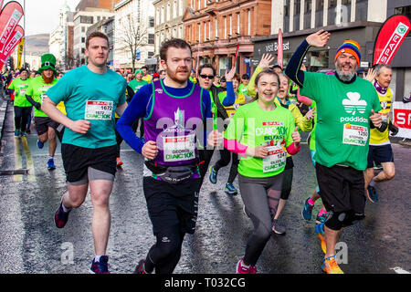 Belfast, Irlanda del Nord, Regno Unito. Il 17 marzo 2019. Quasi 2000 podisti di tutte le età e le forme e dimensioni hanno preso parte nel 2019 Spar Craic 10K eseguire a Belfast. La gara è iniziata a City Hall avvolgimento intorno a Falls Road e la finitura a Ormeau Park, Credito: Bonzo Alamy/Live News Foto Stock