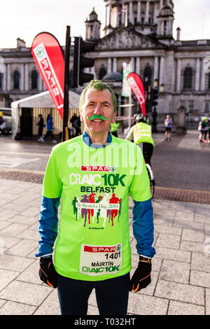 Belfast, Irlanda del Nord, Regno Unito. Il 17 marzo 2019. Quasi 2000 podisti di tutte le età e le forme e dimensioni hanno preso parte nel 2019 Spar Craic 10K eseguire a Belfast. La gara è iniziata a City Hall avvolgimento intorno a Falls Road e la finitura a Ormeau Park, Credito: Bonzo Alamy/Live News Foto Stock