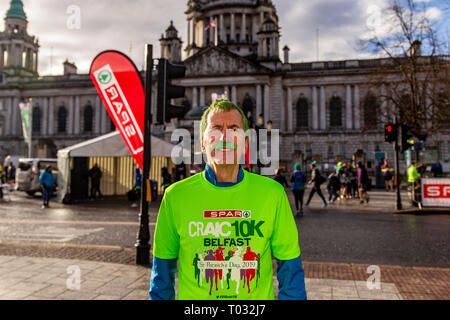 Belfast, Irlanda del Nord, Regno Unito. Il 17 marzo 2019. Quasi 2000 podisti di tutte le età e le forme e dimensioni hanno preso parte nel 2019 Spar Craic 10K eseguire a Belfast. La gara è iniziata a City Hall avvolgimento intorno a Falls Road e la finitura a Ormeau Park, Credito: Bonzo Alamy/Live News Foto Stock