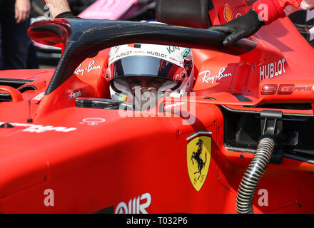 Melbourne, Australia. Xvii Mar, 2019. Driver Ferrari Sebastian Vettel di Germania reagisce prima che la Formula 1 Australian Grand Prix 2019 all'Albert Park di Melbourne, Australia, Marzo 17, 2019. Credito: Bai Xuefei/Xinhua/Alamy Live News Foto Stock