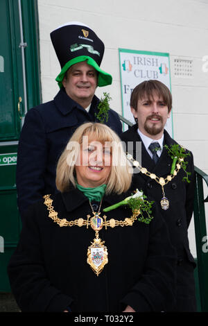 Cheshire, Regno Unito. Il 17 marzo 2019. L annuale il giorno di San Patrizio Parade ha avuto luogo a partire dalle 10.30 di mattina dalla Irish Club in Orford Lane per 'il fiume della vita' in Bridge Street nel centro della città, dove un breve servizio era tenuto a ricordare il venticinquesimo anniversario del bombardamento di Warrington Credito: John Hopkins/Alamy Live News Foto Stock
