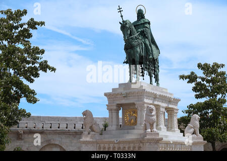 Statua del Re Santo Stefano io al Bastione del Pescatore nel Castello di Buda paesaggio Budapest, Ungheria Foto Stock