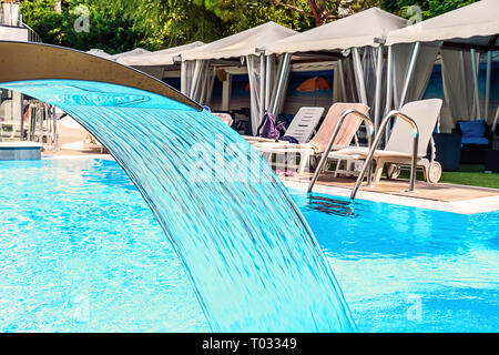 Una cascata nella piscina di un resort italiano Foto Stock