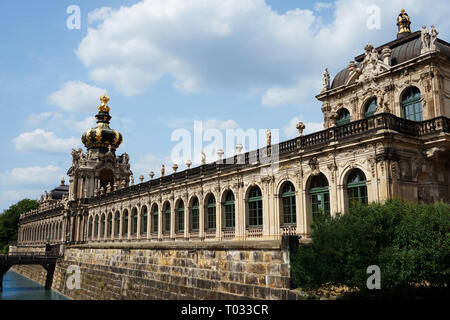 Palazzo Zwinger Dresden Germania e stagno Foto Stock