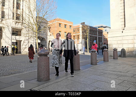 Un sorridente turista giovane holding hands passeggiata vicino a St Pauls Cathedral esterno nella città di Londra Inghilterra KATHY DEWITT Foto Stock