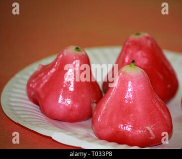 Rosa mela di frutta o di Syzygium jambos Linn, chiamato "tambis" nelle Filippine meridionali. Foto Stock