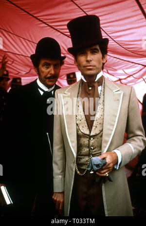 ERIC IDLE, Pierce Brosnan, IL GIRO DEL MONDO IN 80 GIORNI, 1989 Foto Stock