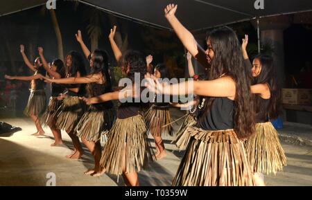 SAIPAN, CNMI - i ballerini culturali dell'isola del Pacifico che indossano le gonne delle foglie di cocco intrattengono turisti e gente del posto in uno dei mercati notturni del giovedì a Garapan Foto Stock