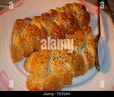 Pane appena sfornato fette di pane condito con semi di sesamo Foto Stock