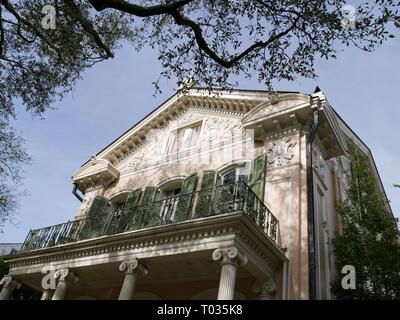 Foto di una delle case coloniali lungo Charles Avenue a New Orleans, Louisiana. Foto Stock