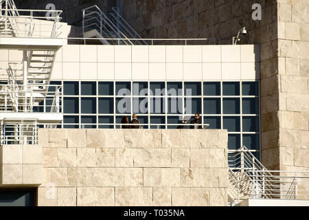 Los Angeles, Stati Uniti - 27 dicembre 2015: il visitatore si trovava su una terrazza o la piattaforma al di fuori di un edificio delle esposizioni del Museo Getty Center su D Foto Stock