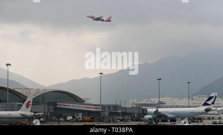 HONG KONG: UN aereo Dragon Air decolli dall'aeroporto internazionale di Hong Kong a Chek Lap Kok nel dicembre 2016. Foto Stock