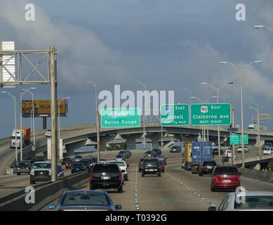 NEW ORLEANS, LOUISIANA, GENNAIO 2017: Autostrada trafficata che porta alle uscite per Baton Rouge, Slidell e Claiborne Avenue. Foto Stock